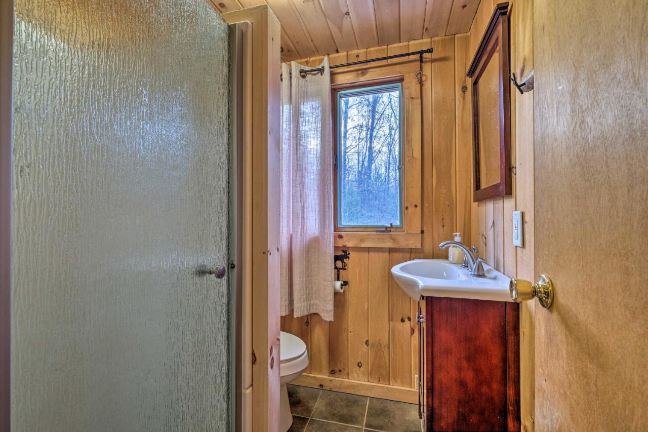 فيلا Secluded Johnsburg Retreat With Hot Tub And Fire Pit المظهر الخارجي الصورة